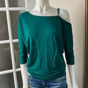 GUESS 3/4 Sleeve Asymmetrical One Shoulder Chain Top